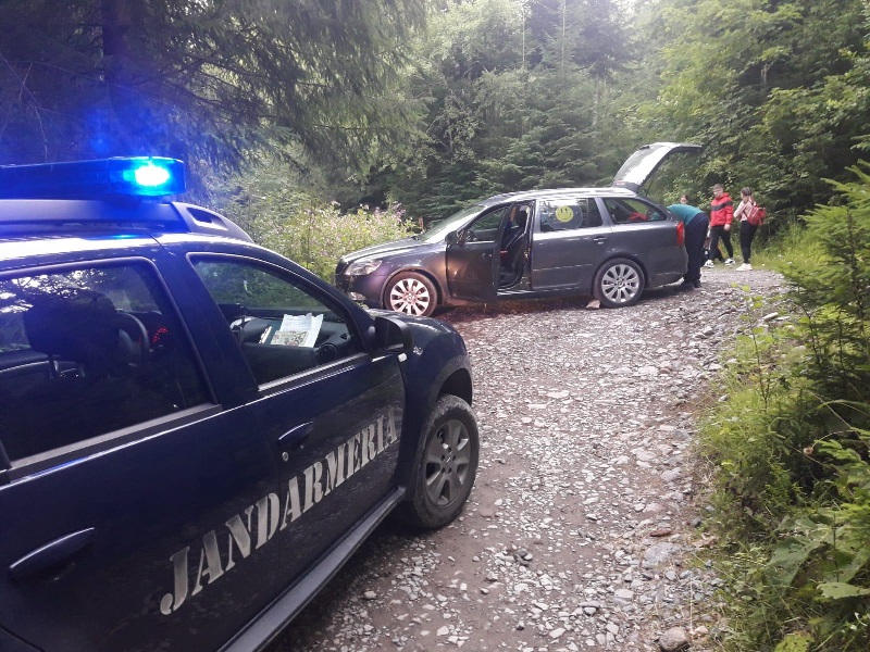 Jandarmii au intervenit pentru a repune pe carosabil o mașină împotmolită pe un drum din Pătrăhăițești, din comuna Arieșeni