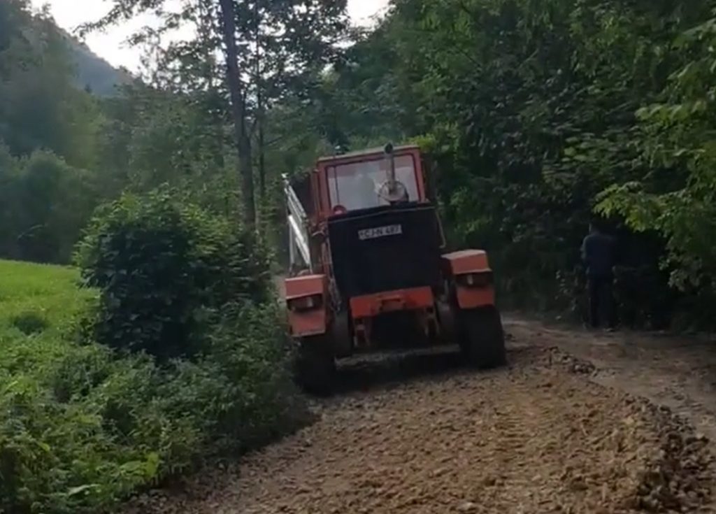 (VIDEO) Lucrări edilitare pe drumurile din Mărișel! S-a găsit și apă în zona Fântânele Crucea Iancului!