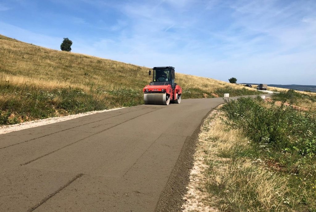 Se toarnă stratul de suport pe drumul județean 103V Someșu Rece – Stolna, în vederea asfaltării