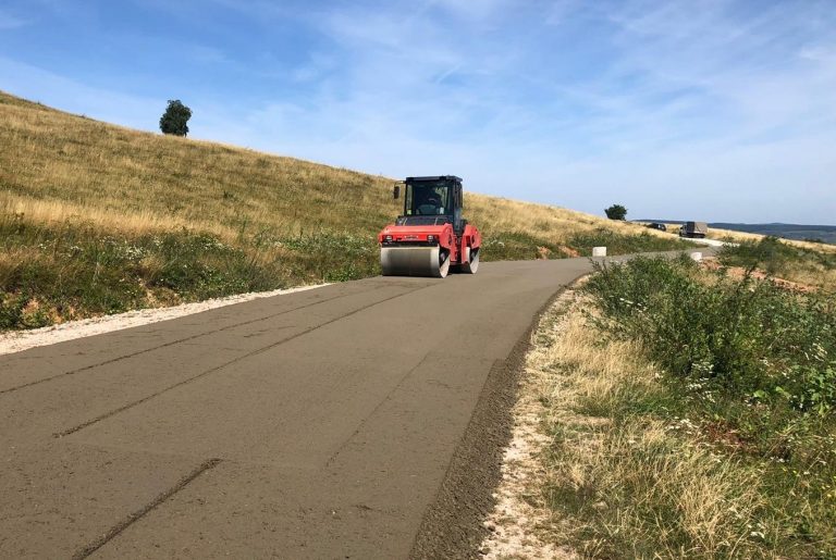 Se toarnă stratul de suport pe drumul județean 103V Someșu Rece – Stolna, în vederea asfaltării