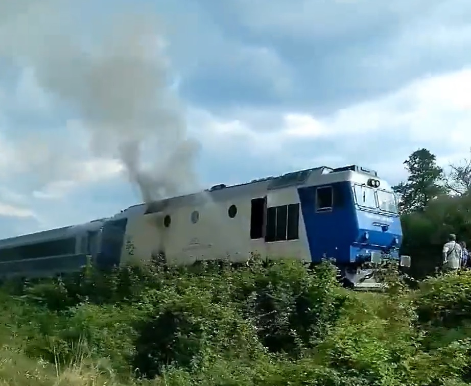 O locomotivă a luat foc în halta Valea Drăganului!