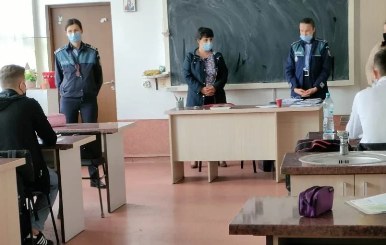 Polițiștii le-au explicat elevilor din Câmpeni cum să prevină violența în școli, în familie și pe internet