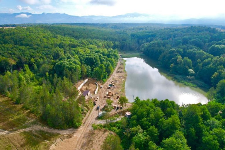 Se lucrează la zona de agrement a lacului Ștei