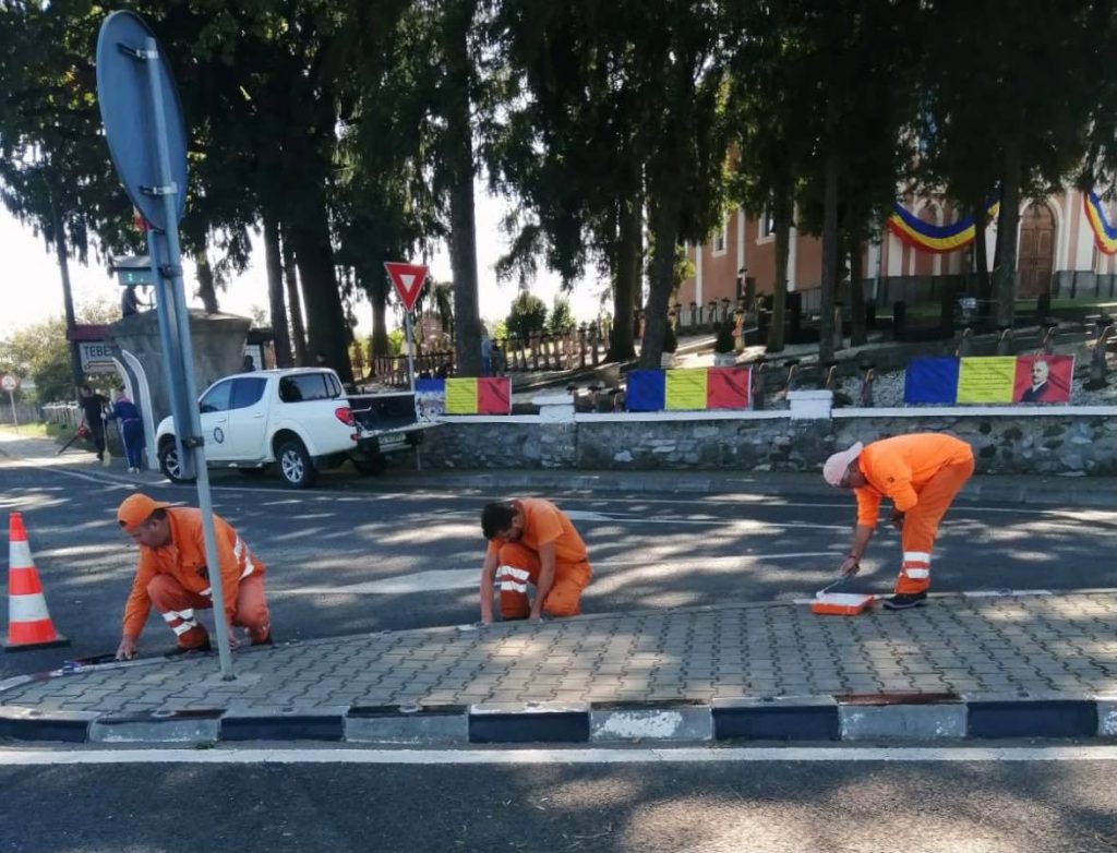 Noaptea minții: DRDP Timiș se laudă cu „lucrări de estetică” pe DN76 la Țebea! Au vopsit bordurile pentru șefime, căci accesul oamenilor a fost restricționat!