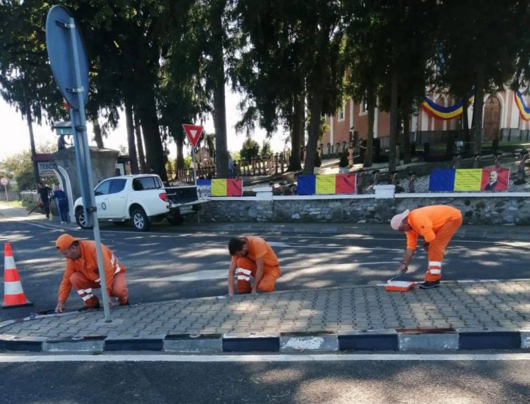 Noaptea minții: DRDP Timiș se laudă cu „lucrări de estetică” pe DN76 la Țebea! Au vopsit bordurile pentru șefime, căci accesul oamenilor a fost restricționat!