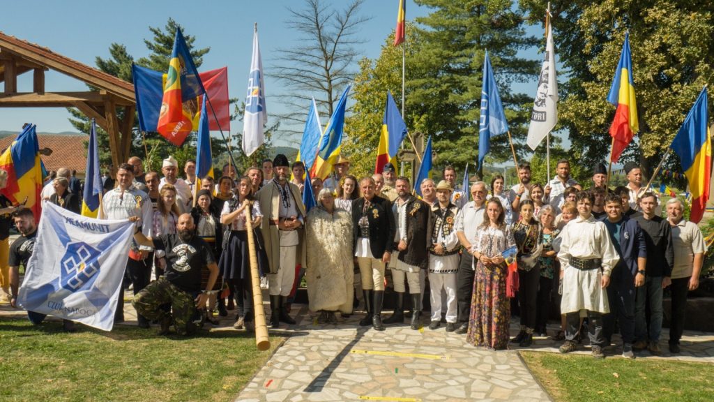 45 de km au parcurs pe jos, tineri din Țara Moților și Țara Zarandului, de la Vidra la Țebea, în frunte cu Nicolae Furdui Iancu