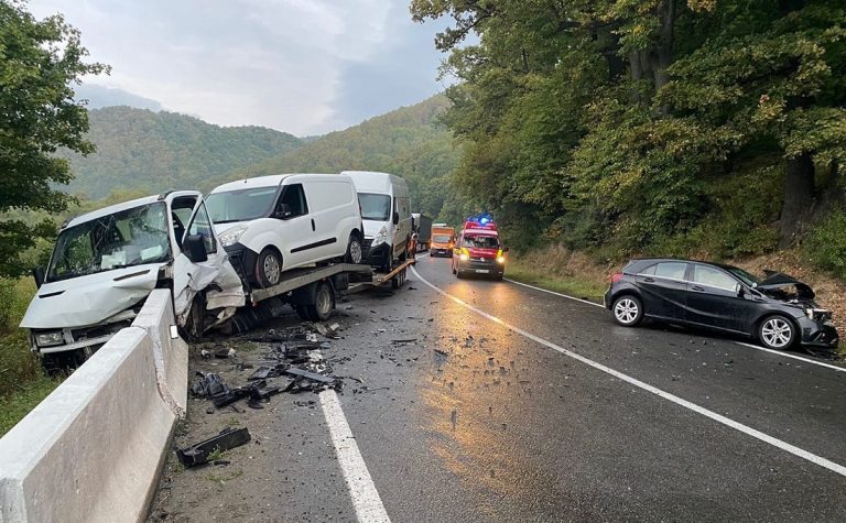 (FOTO) Trei persoane au fost rănite în urma accidentului care a blocat DN1 E60, în Morlaca, mai bine de trei ore