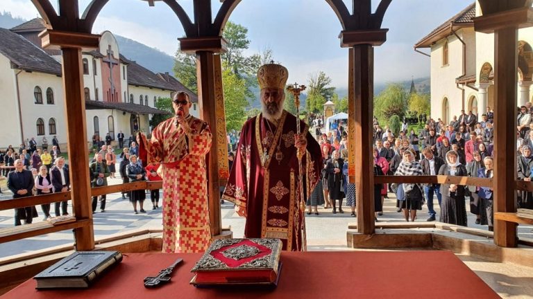 Înaltpreasfințitul Părinte Irineu a celebrat Sfânta Liturghie la Mănăstirea „Înălțarea Sfintei Cruci” de la Lupșa