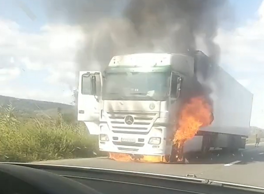(VIDEO) Un TIR arde pe DN 1, la kilometrul 405, între localitățile Teiuș și Aiud