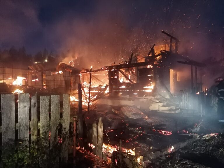(VIDEO) Un incendiu de proporții a cuprins  trei case și trei anexe gospodărești din Beliș!