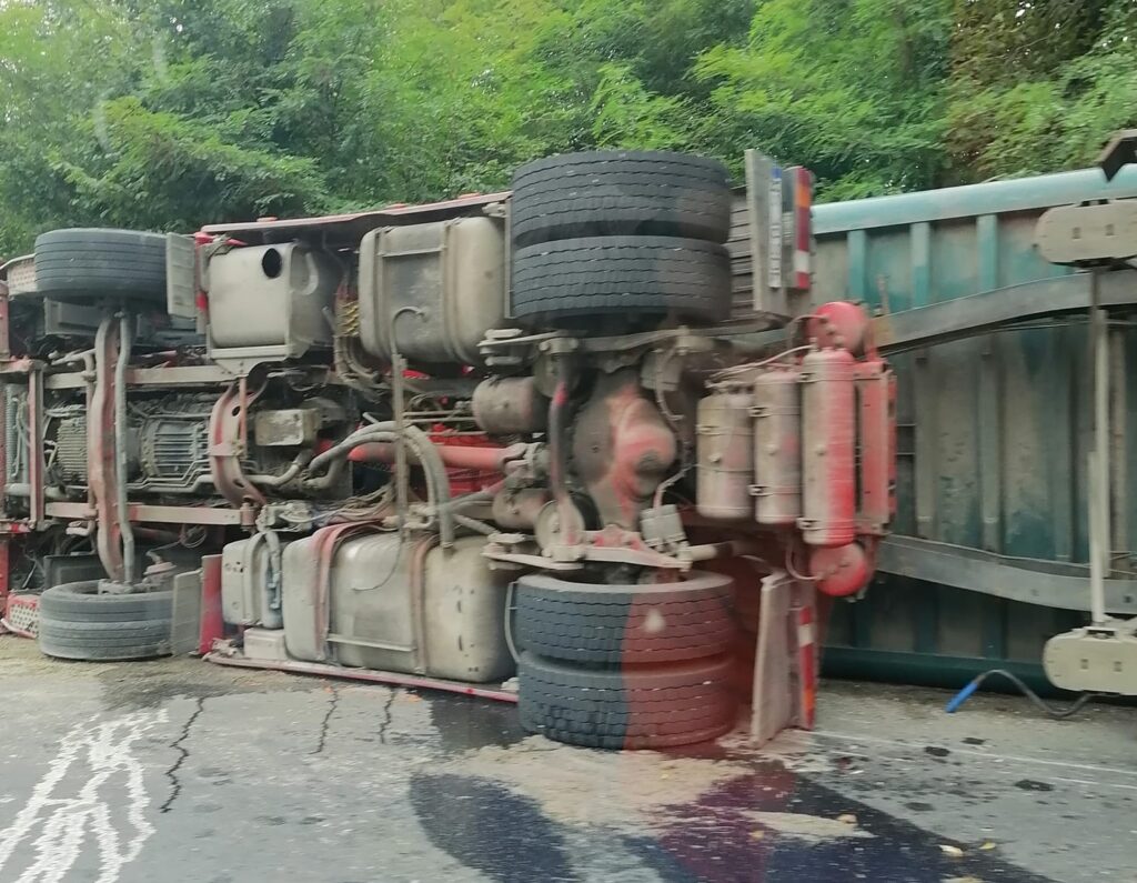 Nepăsare totală a autorităților pe DN76 Deva-Brad-Oradea, zona Dealu Mare! Nicio o măsură nu se ia!