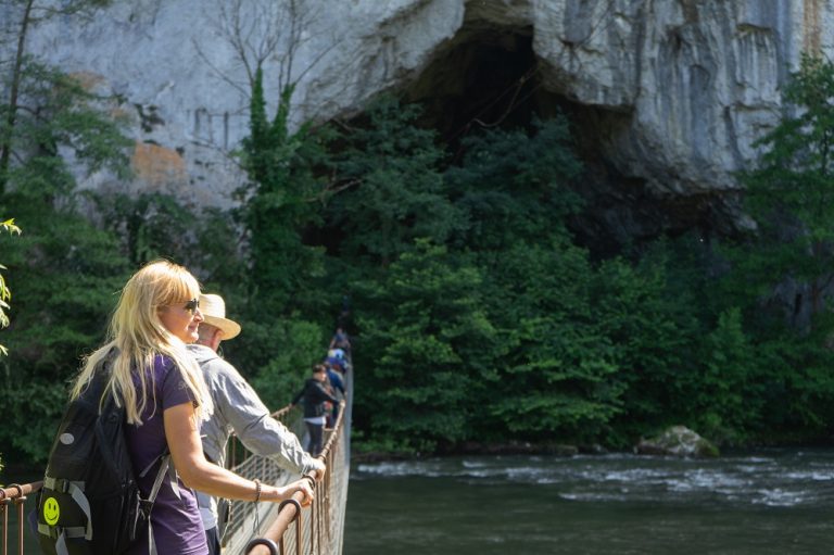 Cursuri gratuite pentru ghid turistic peșteri, salvamar și paznic de vânătoare