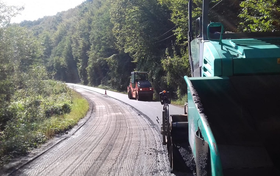 Se continuă lucrările de asfaltare pe DN75