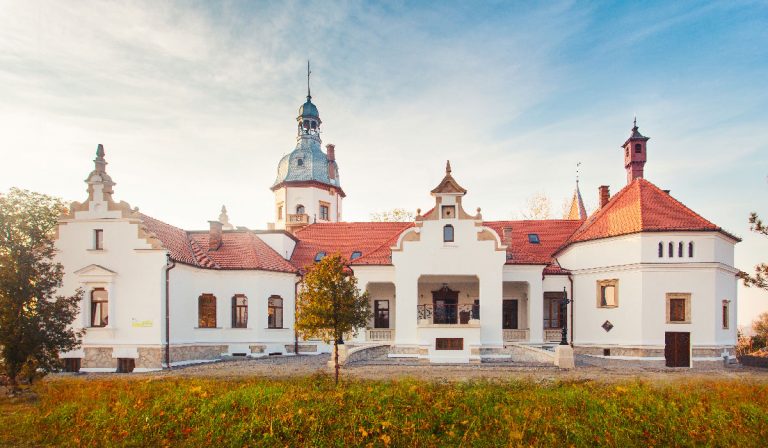 (VIDEO) Castelul din Sâncrai, un spaţiu dedicat culturii, excelenţei şi eleganţei, la poalele Apusenilor