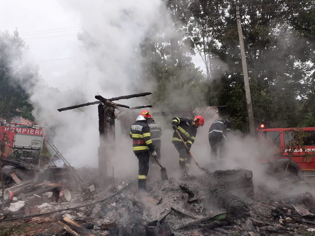 Un bărbat a ars de viu într-un incendiu care a cuprins o casă din Borzești, comuna Iara