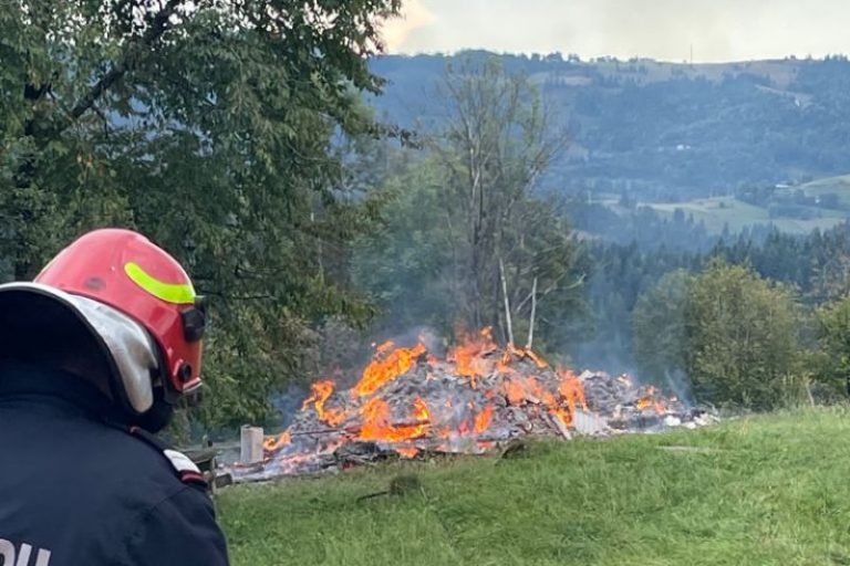 Un adăpost de animale a ars în urma unui incendiu în Gârda de Sus