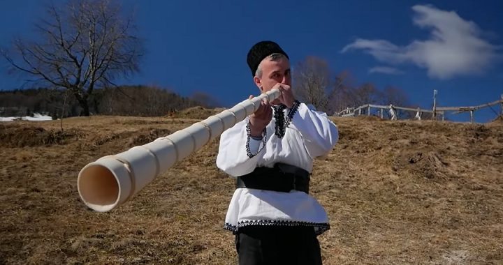 (VIDEO) Maestrul Ionel Gligor și secretele confecționării tulnicelor și ciuberelor în Arieșeni, în inima Munților Apuseni