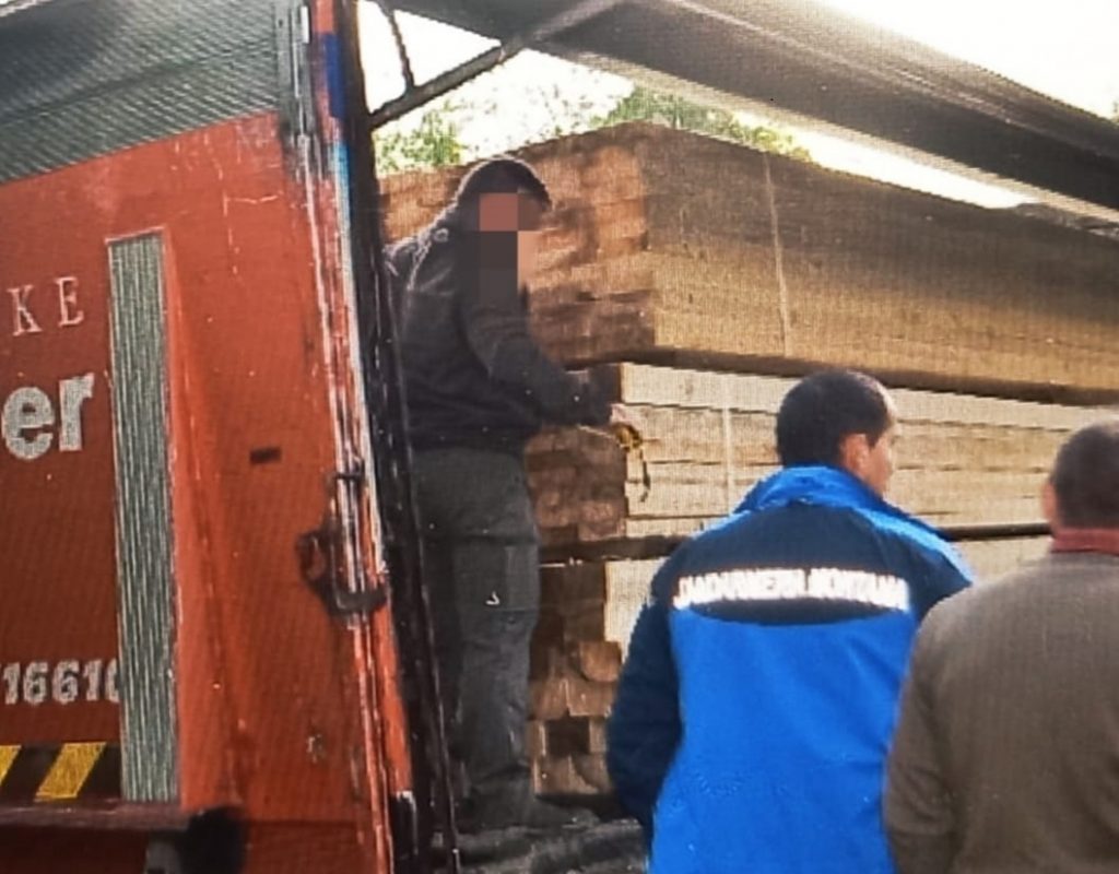 Jandarmii au oprit în zona Brad, pe DN74, un transportat ilegal de cherestea: Lemnul a fost predat Ocolului Silvic Brad!