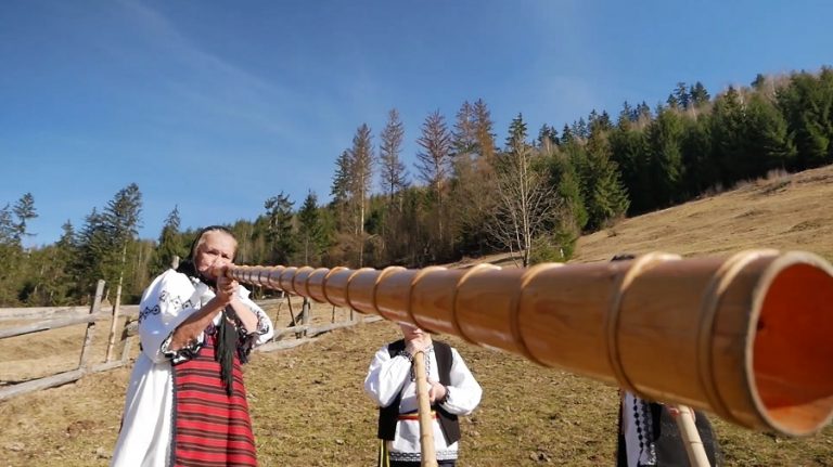 Cântatul din tulnic în Apuseni, o tradiție de când lumea din Țara Moților: Tulnicul era folosit ca mijloc de comunicare!