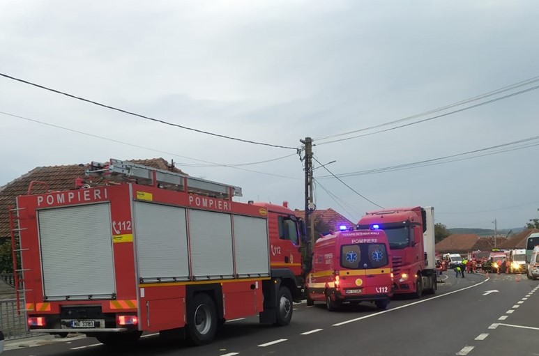 Pompierii din Beiuș și Ștei au intervenit prompt la accidentul soldat cu 12 răniți din Dușești, de pe DN76
