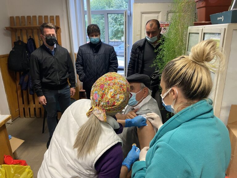 Au fost reluate acțiunile de vaccinare în centrele mobile din Țara Zarandului: Azi, în Certeju de Sus!