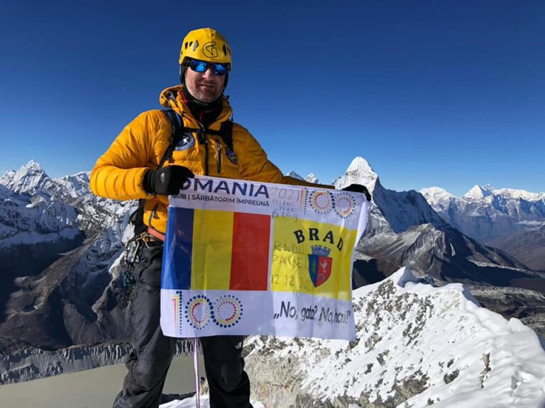 Radu Pavel a reușit să atingă Vârful Island Peak 6189 metri, din Munții Himalaya!