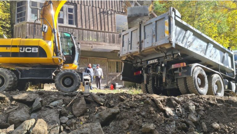 (VIDEO) Octombrie bogat în Câmpeni: Se lucrează la drumul de acces către localitatea Certege (Valea Caselor)