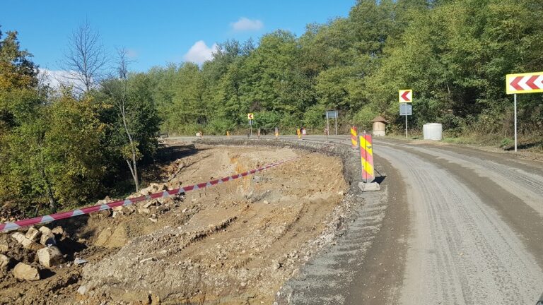 E aproape gata dar nu e: Lucrările de pe DN76, în zona Vîrfurile, pe o suprafață mică încă nu sunt finalizate!