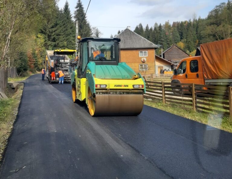 Se continuă lucrările de asfaltare pe DN 1R, TRANSURSOAIA, în comunele Horea și Albac