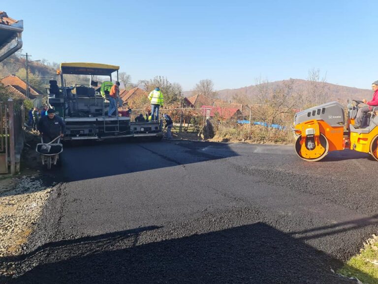 (FOTO) Se asfaltează ulițele din Birtin, comuna Vața de Jos