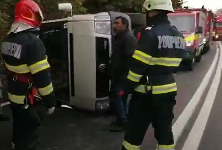 (VIDEO) Un microbuz cu șapte persoane s-a răsturnat în Bologa, pe DN1 E60 Cluj-Oradea