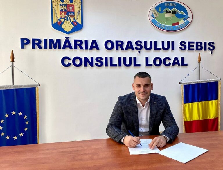 Primarul din Sebiș a semnat un nou contract pe fonduri europene de peste 15 milioane de lei
