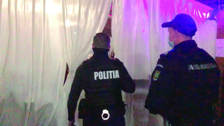 O petrecere de BOTEZ a fost oprită de poliţiştii bihoreni! Amendă URIAȘĂ pentru organizator!