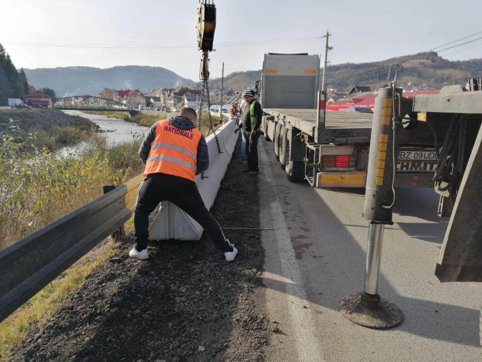 Se montează parapeți de siguranță pe raza orașului Câmpeni, de-a lungul râului Arieș
