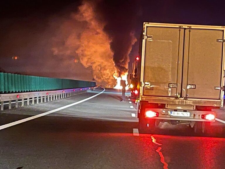 (VIDEO) Un TIR a luat foc pe autostrada A3  între Gilău și Turda