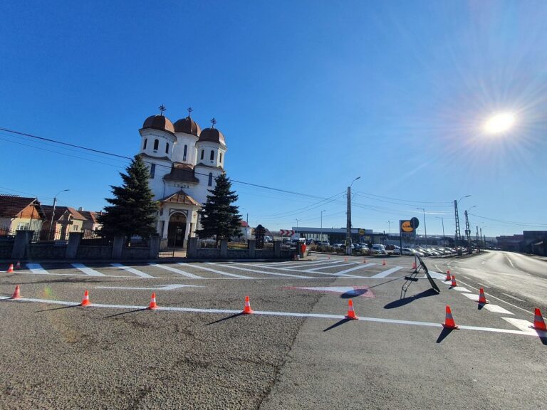 S-au trasat și se trasează marcaje rutiere în Huedin! Unde se efectuează marcajele?