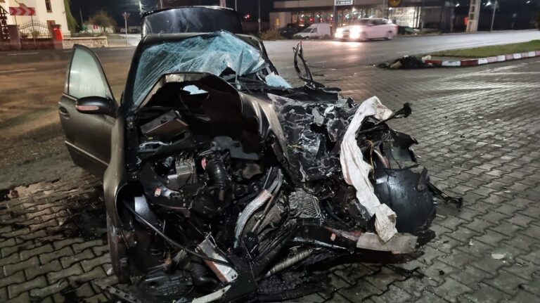(FOTO) Accident pe DN1 E60, în Huedin, între un TIR și o mașină: 2 tineri au ajuns la spital!