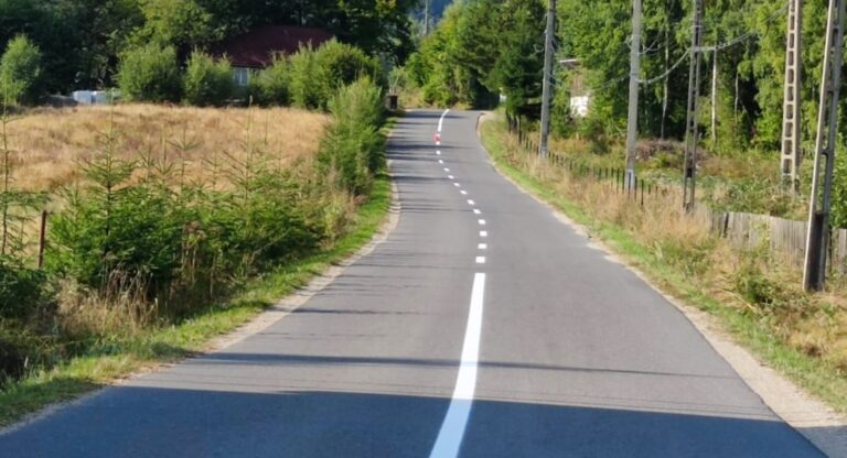 Pe mai multe drumuri din zona de munte a Clujului, din Apuseni, s-au executat lucrări de marcaje rutiere