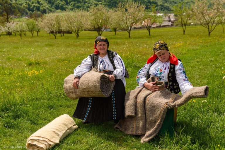 Arta urzitului, țesutului, în Țara Călatei, cu Viorica Tripon „a Popii Iuănului”, din Negreni