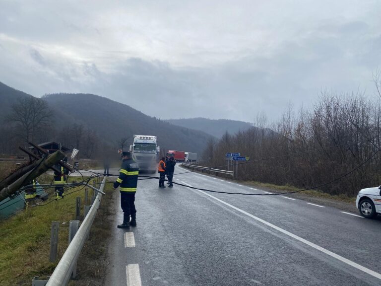 Accident pe DN1 E60, în Negreni, la granița județelor Cluj-Bihor: O autoutilitară a lovit un stâlp electric!