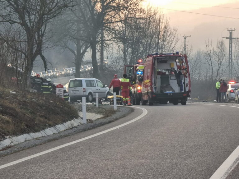 (VIDEO) Trei mașini au fost implicate într-un accident pe DN76 Beiuș-Oradea, în Hidișelu de Jos