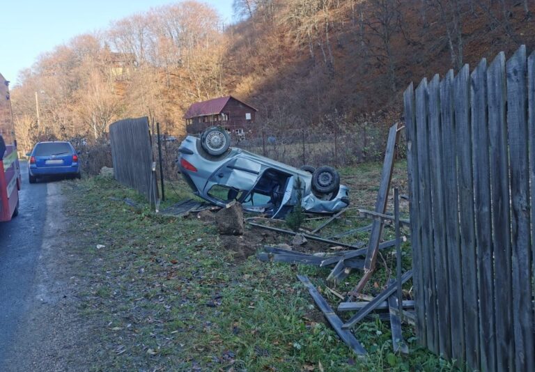 O șoferiță s-a răsturnat cu mașina pe DJ 107N, în Someșu Rece
