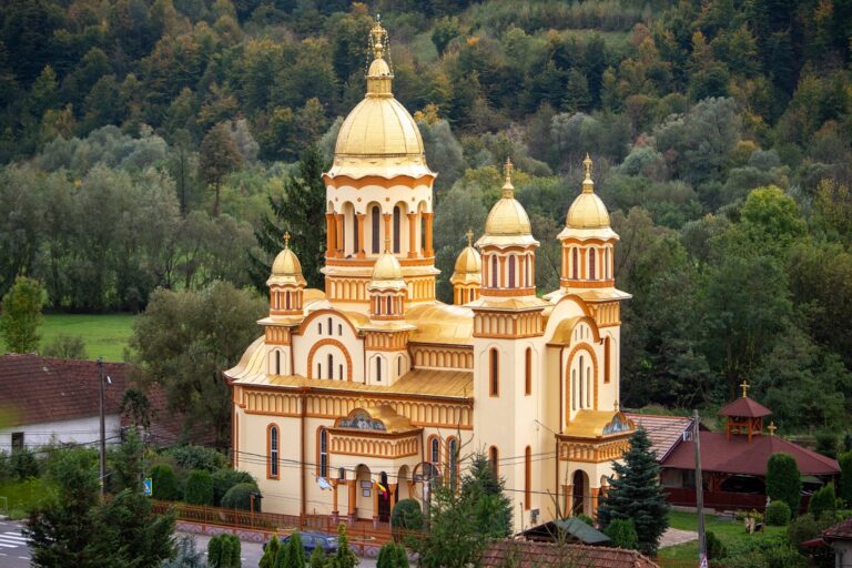 Au fost finalizate lucrările de renovare la biserica Sfinții Trei Ierarhi din Bucea: Biserica arată SUPERB!