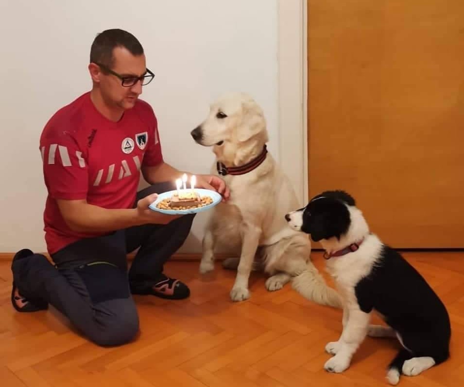 Salvatorii montani, cațelușa Yukan`na și Tibi Krizbai de la Salvamont Alba, au sărbătorit 7 ani de muncă