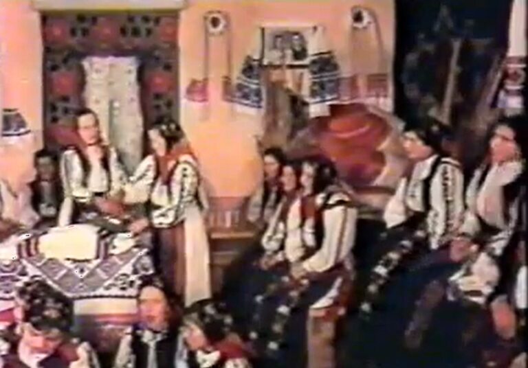 (VIDEO) din 1978: Clacă de tors în Valea Drăganului, comuna Poieni