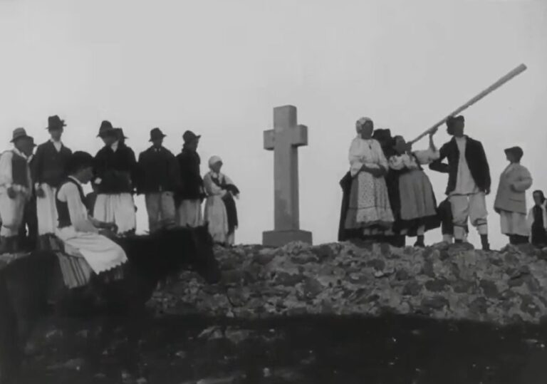 Primul film alb-negru cu Târgul de Fete de pe Muntele Găina, realizat în anii 30`