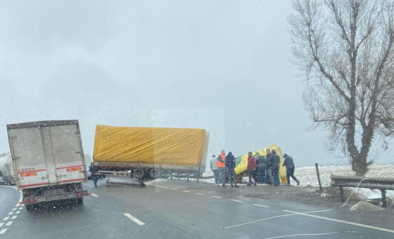 Accident pe DN1 E60 Cluj-Huedin în  Căpușu Mare: Un TIR a intrat într-un cap de pod!