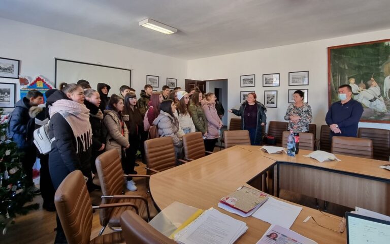 Elevii de la Liceul Tehnologic Silvic Câmpeni au colindat și în primăria din Câmpeni