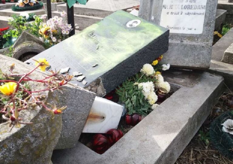 Trei hoți care au PROFANAT mai multe morminte din Huedin au fost prinși: Dinți de aur și bijuterii furau!