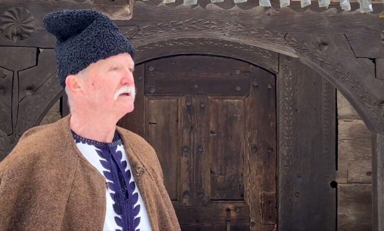 Primiți cu colinda? „Ia ieșiți boieri afară!”, colindă culeasă de maestrul Ioan Bocșa